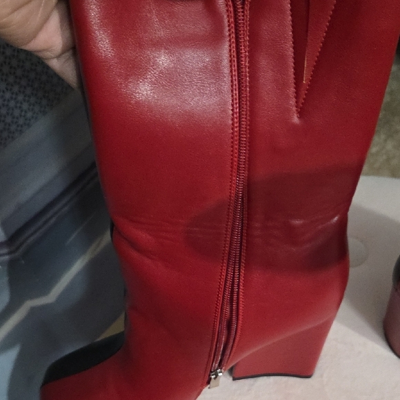 Elegant Two-Tone Heeled Boots - Picture 4 of 6